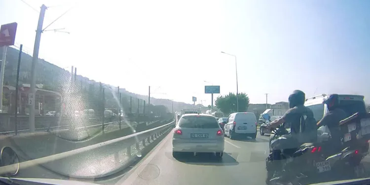 Bursa’da iki motosikletli böyle çarpıştı