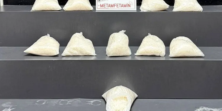 İzmir’de 10 kilo metamfetamin ele geçirildi