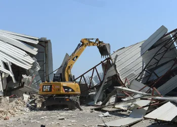 Çalı’da 2 bin 300 metrekarelik kaçak depo yıkıldı