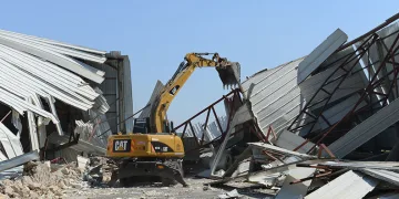 Çalı’da 2 bin 300 metrekarelik kaçak depo yıkıldı