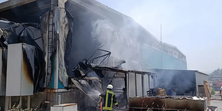 Çanakkale’de plastik cam fabrikasında çıkan yangın söndürüldü