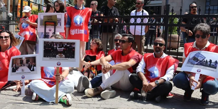 Eğitim iş Bursa Şubesi kapının önünde kaldı