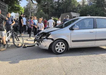 Bursa’da otomobille çarpışan motosiklet sürücüsü ağır yaralandı