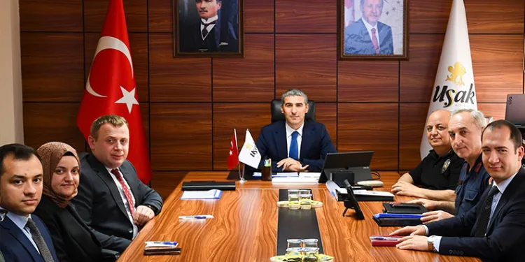 Evde yangın çıktı, yaşlı adam son anda kurtarıldı