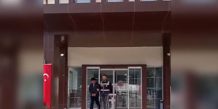 Otobüsün bagaj kısmında 10 düzensiz göçmen yakalandı