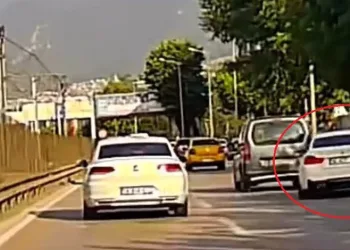 Makas atan sürücü kameraya yakalandı