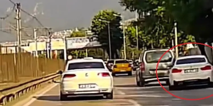 Makas atan sürücü kameraya yakalandı