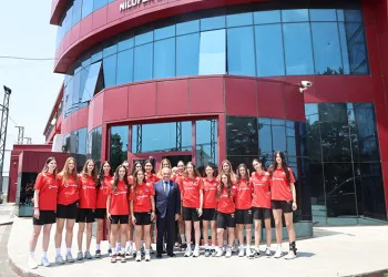 Şadi Özdemir’den genç voleybolculara motivasyon ziyareti