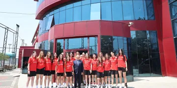 Şadi Özdemir’den genç voleybolculara motivasyon ziyareti