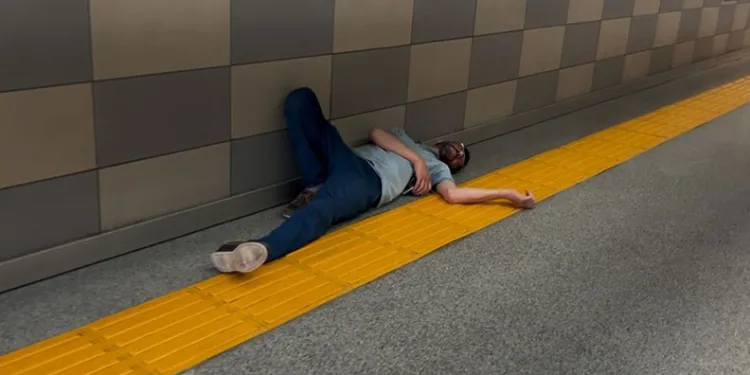 Metro istasyonunda sızıp kaldı
