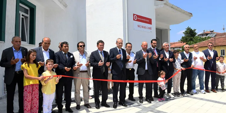 Seçköy Mahallesi Camii’ne hizmet eli