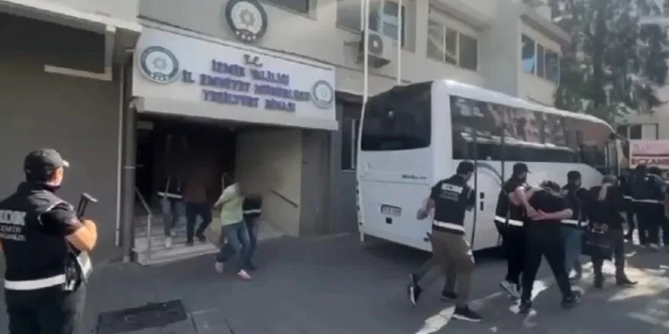 İzmir’de silahlı suç örgütüne şafak operasyonu: 17 tutuklama