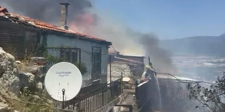 İzmir’de bahçede çıkan yangın eve ve depoya sıçradı