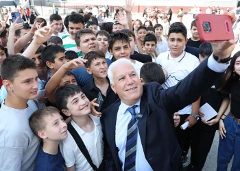 Bozbey, öğrencilerin karne sevincine ortak oldu