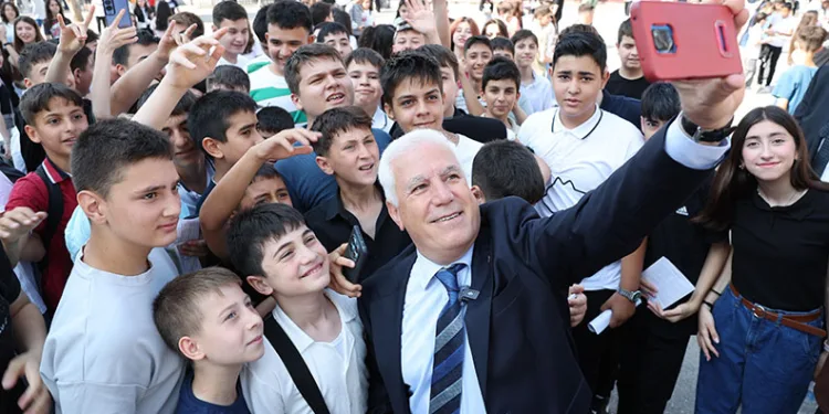 Bozbey, öğrencilerin karne sevincine ortak oldu
