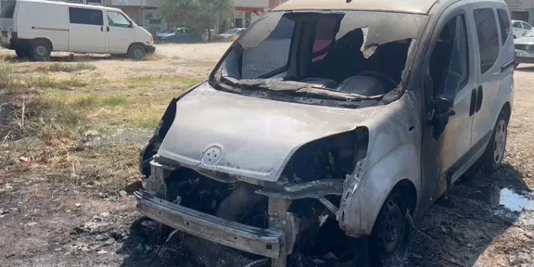 Bursa’da tarlada başlayan yangın, 2 aracı küle çevirdi