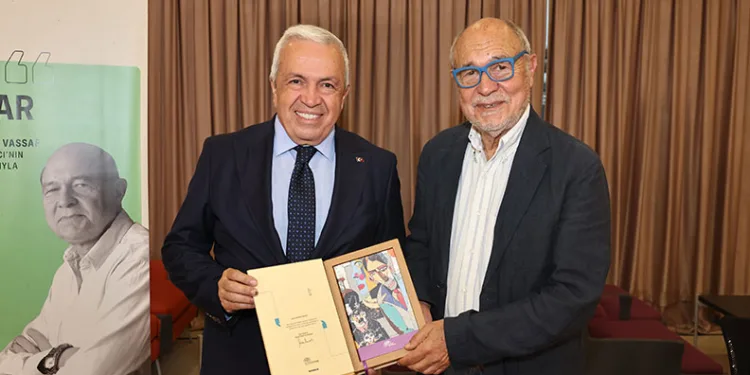Gündüz Vassaf okurlarıyla buluştu