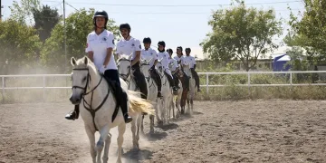 Üniversiteliler at üstünde diploma aldı