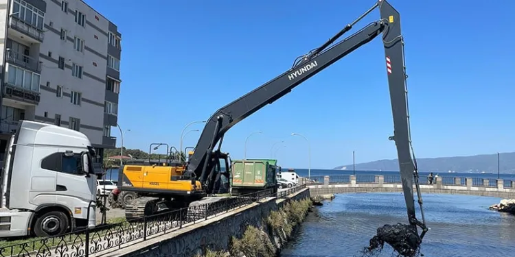 Büyükşehir’den Karsak Deresi’nde kapsamlı temizlik