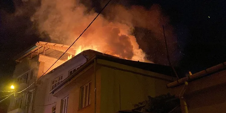 Bursa’da oto tamirhanesinde yangın