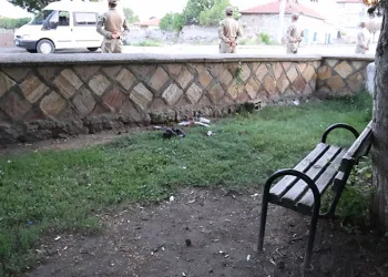 Önce kafasına vurdu, sonra boğazını kesip öldürdü