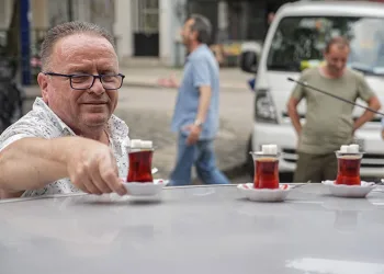 Çay ocağından aldığı çayları otomobiliyle taşıyor