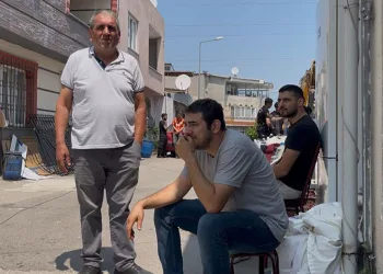 Yüksek gerilim altındaki evleri yıkıldı, 6 kişi sokakta kaldı