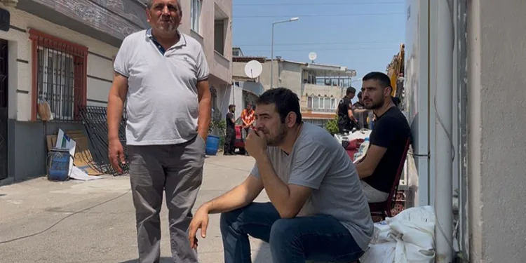 Yüksek gerilim altındaki evleri yıkıldı, 6 kişi sokakta kaldı
