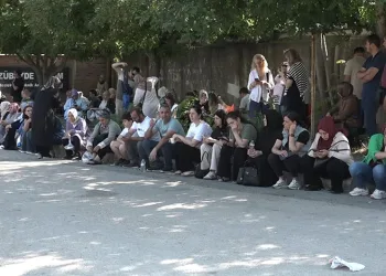Onlar içeride, aileleri dışarıda ter döktü