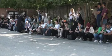 Onlar içeride, aileleri dışarıda ter döktü