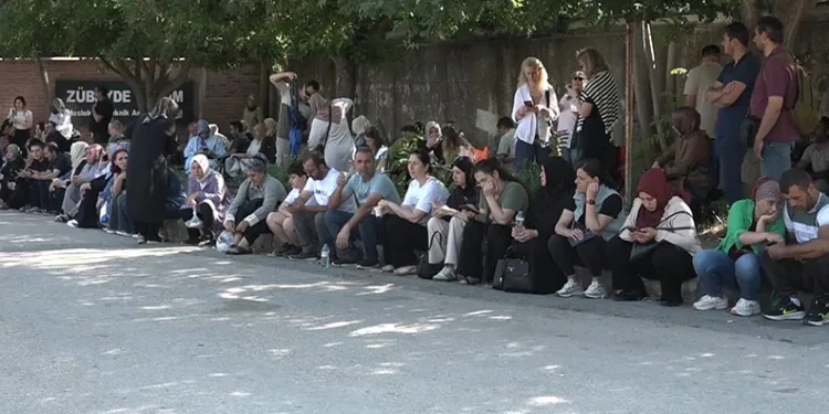Onlar içeride, aileleri dışarıda ter döktü