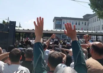 Sınava giren çocuklarını görmek için yarıştılar