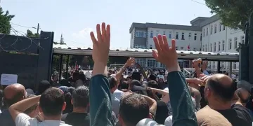 Sınava giren çocuklarını görmek için yarıştılar