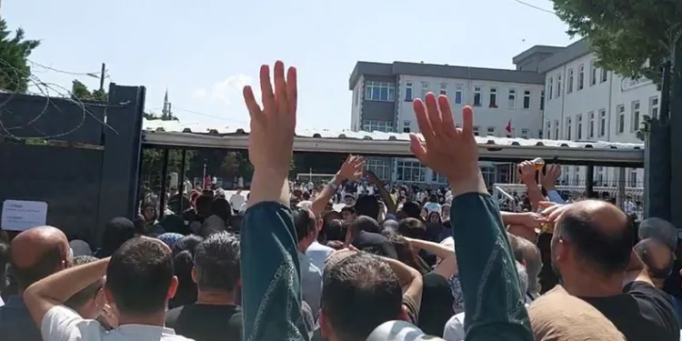 Sınava giren çocuklarını görmek için yarıştılar