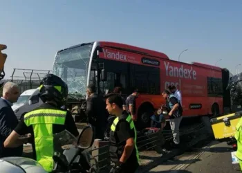 İstanbul’da metrobüs kazası: Trafik durma noktasına geldi