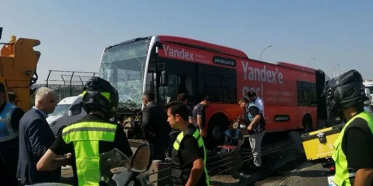 İstanbul’da metrobüs kazası: Trafik durma noktasına geldi
