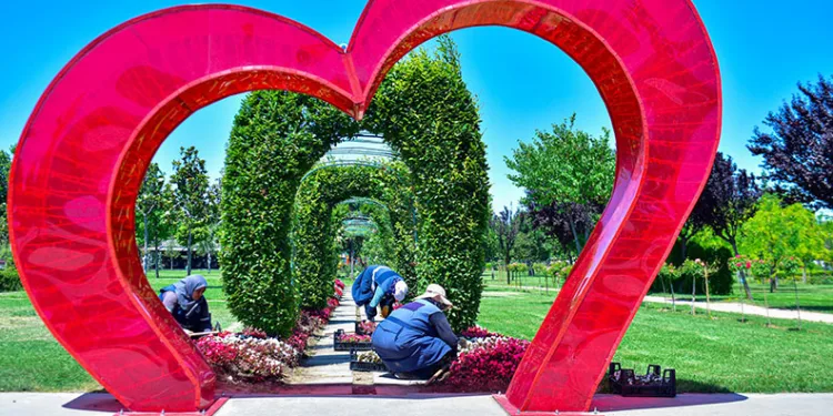 Büyükşehir ile parklar yaza hazır