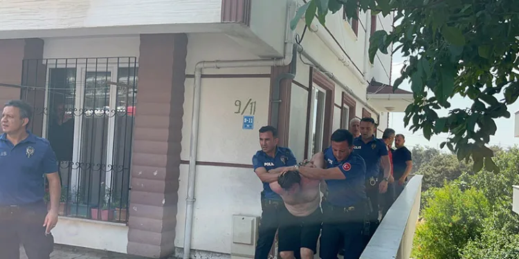 Baba 4 aylık bebeği rehin aldı