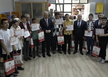 Bursa’da 656 bin 200 öğrenci karne heyecanı yaşadı