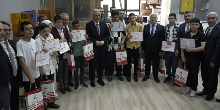Bursa’da 656 bin 200 öğrenci karne heyecanı yaşadı