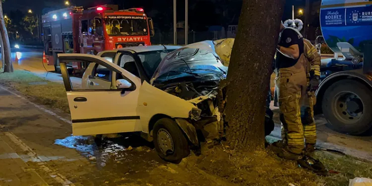 Bursa’da direksiyon hakimiyetini kaybeden sürücü ağaca çarptı