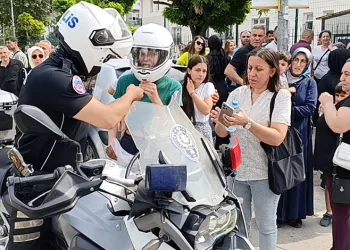 Bursa’da kimliğini düşüren gencin imdadına polisler yetişti