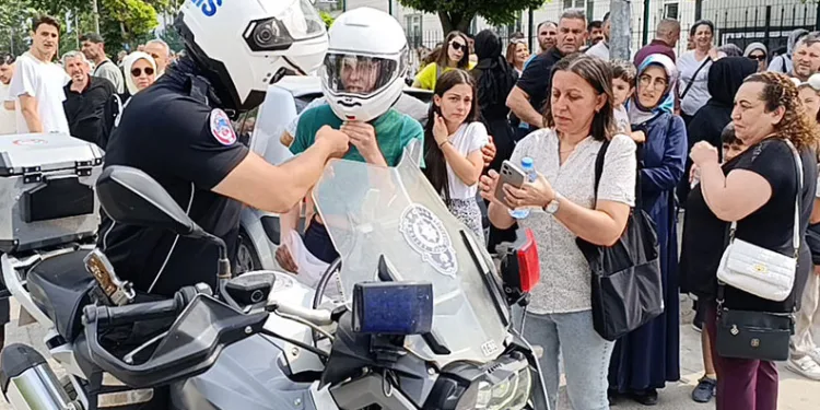 Bursa’da kimliğini düşüren gencin imdadına polisler yetişti