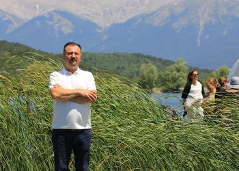 Karne gününde görevi başında fenalaşan öğretmen hayatını kaybetti