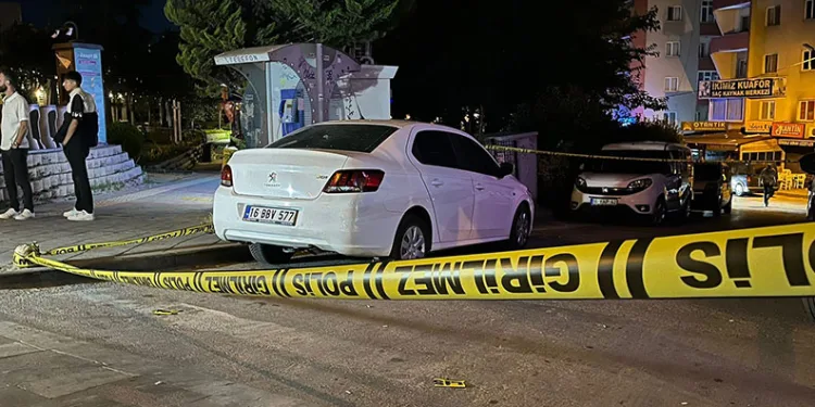 Bursa’da park halindeki araç kurşunlandı