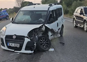 Bursa’da iki otomobil kafa kafaya çarpıştı: 3 yaralı