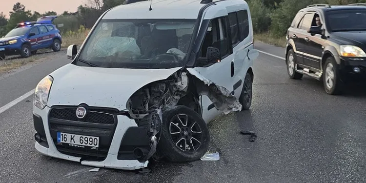 Bursa’da iki otomobil kafa kafaya çarpıştı: 3 yaralı
