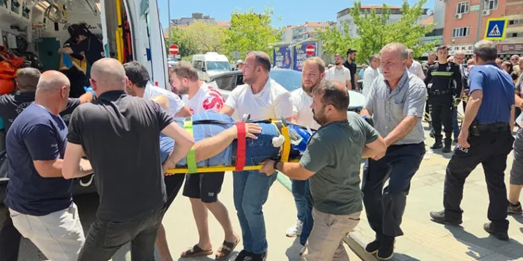 Fren yerine gaza basınca kaldırımdaki yayalara çarptı
