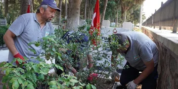 İznik’te mezarlıklar çiçek açıyor