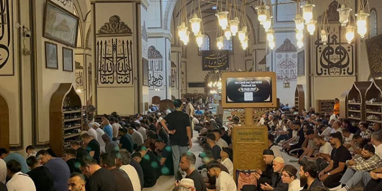 Bursa’da binlerce vatandaş Ulu Cami’ye akın etti